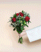 Eine Hand in einem weißen Ärmel hält den Überraschungs-Blumenstrauß aus roten Rosen, weißen Füllblumen und grünen Blättern vor einem zartbeigen Hintergrund - ideal als Geschenk oder für jede Überraschung.